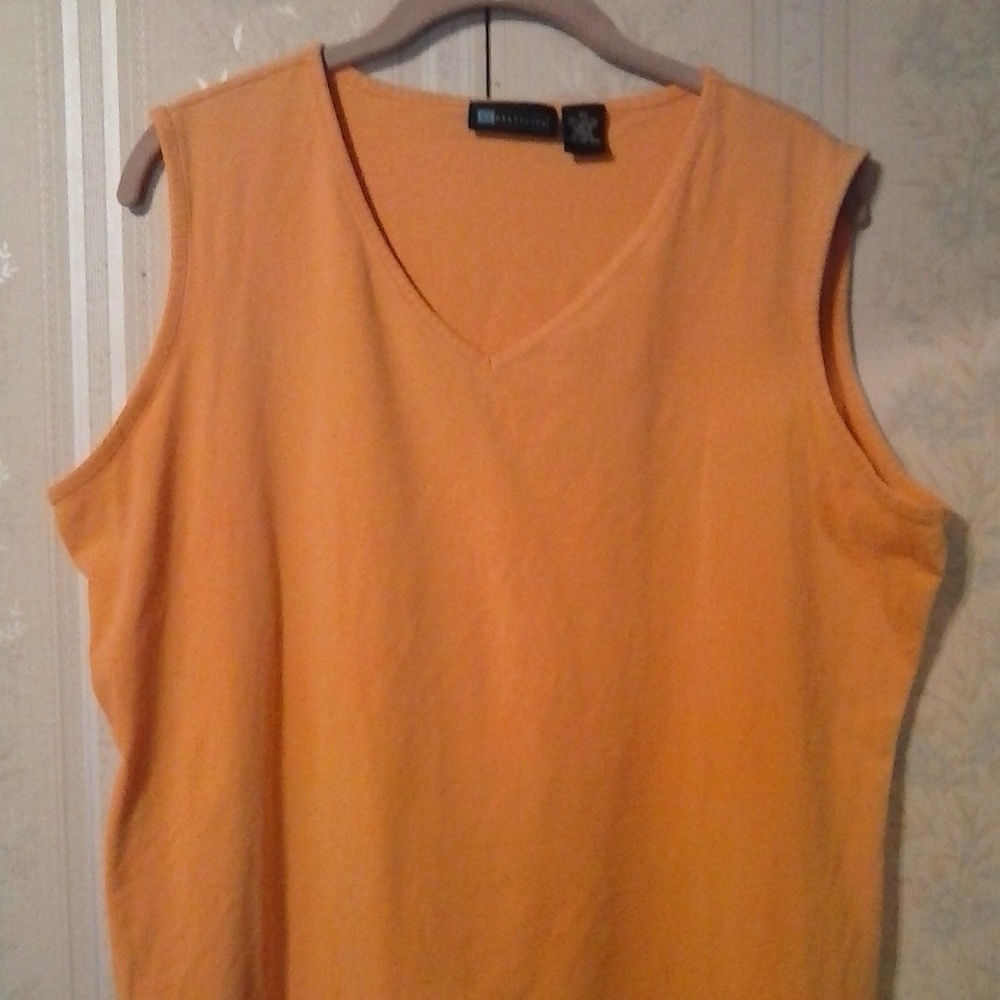 RELATIVITY WOMEN'S YELLOW SLEEVELESS V-NECK TOP